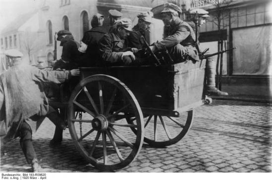 Konterrevolutionärer Kapp-Putsch vom 13.-17.3.1920 in Berlin, Generalstreik und bewaffnete Kämpfe der Arbeiterklasse An der Ruhr wird die Rote Ruhrarmee gebildet, die in kurzer Zeit das Industriegebiet von reaktionären Truppen säuberte. Nach dem Bielefelder Abkommen vom 25.3. legten große Teile der Roten Armee die Waffen nieder. Reichswehr marschierte ein und errichtete ein Terrorregime. Kämpfer der Roten Ruhrarmee in Dinslaken auf dem Weg zur Front vor Wesel. Datierung:1920 März - April Fotograf:o.Ang.  Quelle:Bundesarchiv