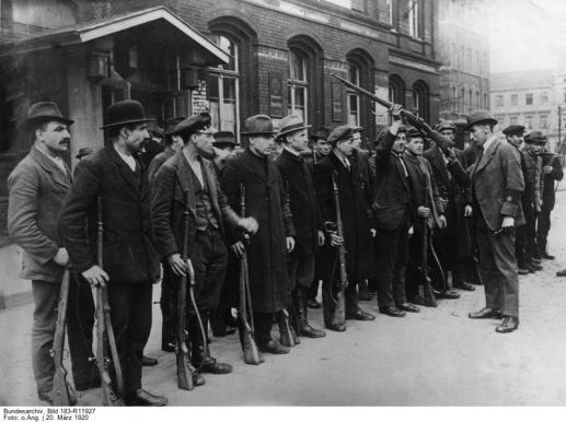 Originaltitel:ADN-ZB/Archiv Konterrevolutionärer Kapp-Putsch vom 13.-17.3.1920 in Berlin, Generalstreik und bewaffnete Kämpfe der Arbeiterklasse An der Ruhr wurde die Rote Ruhrarmee gebildet, die in kurzer Zeit das Industriegebiet von reaktionären Truppen säuberte. Nach dem Bielefelder Abkommen vom 25.3. legten große Teile der Roten Armee die Waffen nieder. Reichswehr marschierte ein und errichtete ein Terrorregime. Kämpfer der Roten Ruhrarmee beim Gewehrappell am 20. März 1920