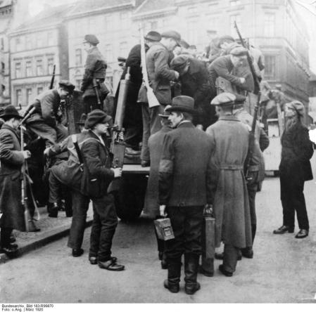 Originaltitel:info ADN-ZB / Archiv Konterrevolutionärer Kapp-Putsch vom 13.-17.3.1920 in Berlin, Generalstreik und bewaffnete Kämpfe der Arbeiterklasse An der Ruhr wurde die Rote Ruhrarmee gebildet, die in kurzer Zeit das Industriegebiet von reaktionären Truppen säuberte. Nach dem Bielefelder Abkommen vom 25.3. legten große Teile der Roten Armee ihre Waffen nieder. Reichswehr marschierte ein und errichtete ein Terrorregime. Angehörige der Roten Ruhrarmee werden zum Transport an die Front verladen.