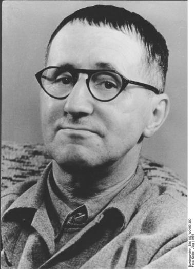 Bertolt Brecht geb. 10.2.1898 Augsburg gest. 14.8.1956 Berlin, Dichter, Theatertheoretiker und Regisseur. Archivtitel:Porträt Bertolt Brecht Datierung:1954 Fotograf:Kolbe, Jörg Quelle:Bundesarchiv