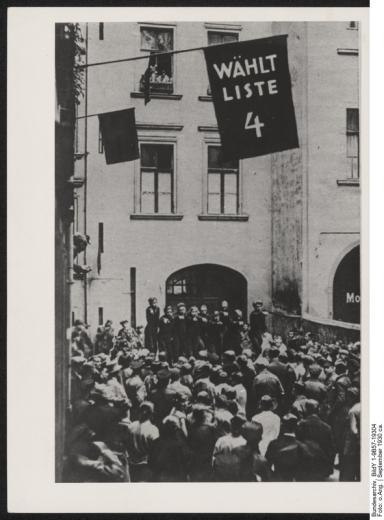 Originaltitel:rechts außen: Hans Fournes AIZ [Arbeiter-Illustrierte-Zeitung] 1931 S. 982 ohne Aufschrift Liste 4 Reichstagswahl 14 .Sept. 1930 Agitprop Truppe Roter Weding bei der Hausagitation zur Wahl 1930 ? Bildquelle: Der Rote Stern. September 1930.- Nr. 14. Archivtitel:Berlin.- Agitprop-Gruppe "Roter Wedding" bei der Wahlagitation zur Reichstagswahl 1930 in einem Innenhof Datierung:September 1930 ca. Fotograf:o.Ang. Quelle:Bundesarchiv (SAPMO)