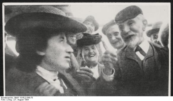 Internationaler Sozialistenkongreß in Amsterdam, Aug. 1904. Rosa Luxemburg im Gespräch mit August Bebel am 21. August 1904 Archivtitel:Amsterdam.- Rosa Luxemburg und August Bebel beim Internationalen Sozialistenkongress Datierung:21. August 1904 Fotograf:o.Ang. Quelle:Bundesarchiv (SAPMO)