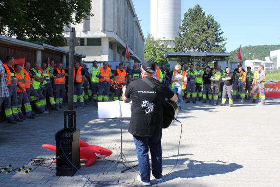 Me supporting the warning strikers of the IG BAU-Union (Schelklingen, "Heidelberg Zement")