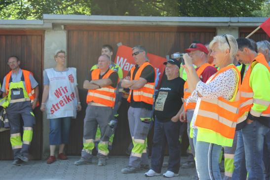 Me supporting the warning strikers of the IG BAU-Union (Schelklingen, "Heidelberg Zement")