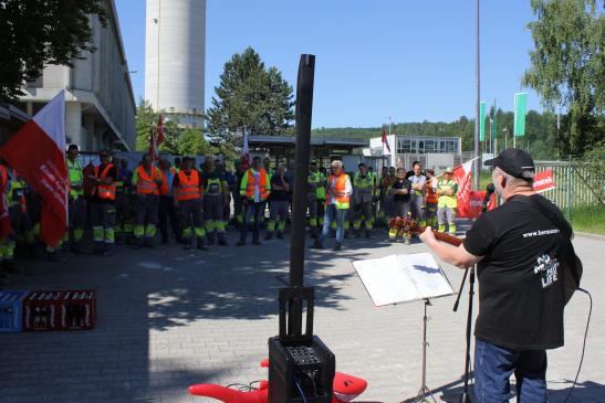 Me supporting the warning strikers of the IG BAU-Union (Schelklingen, "Heidelberg Zement")